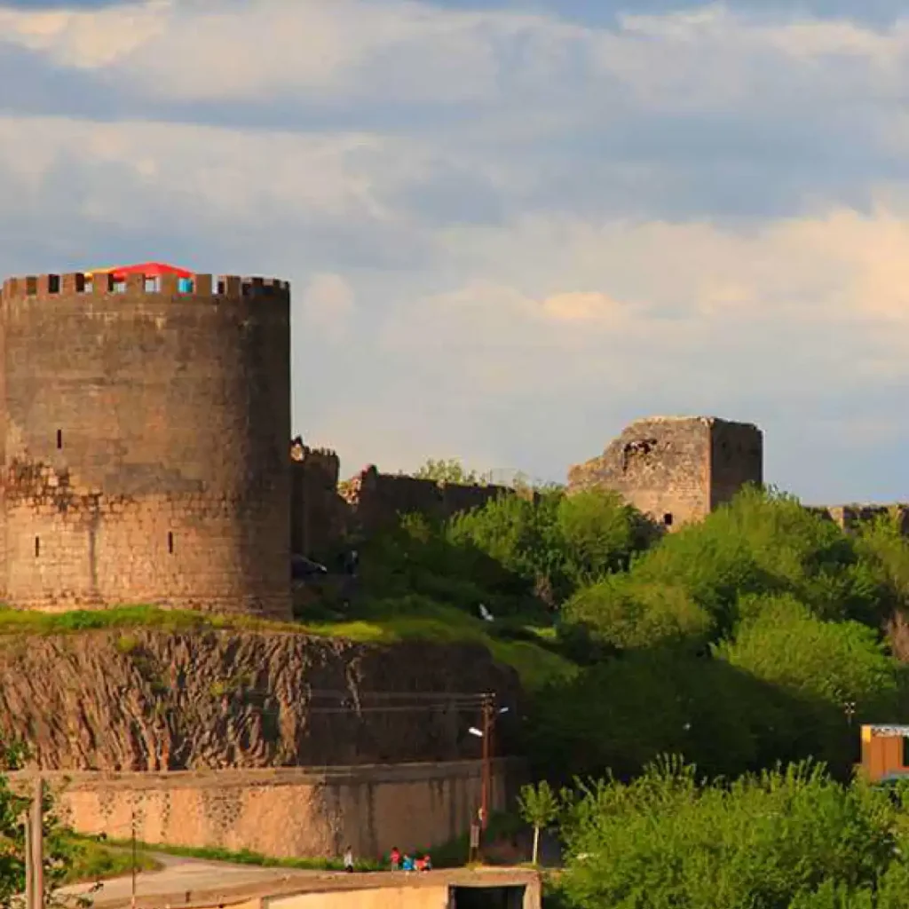 2. Diyarbakır Surları ve Hevsel Bahçeleri (Diyarbakır)